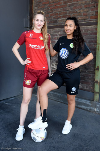 Laura Radke (Bayer Leverkusen) und Miray Cin (VfL Wolfsburg)